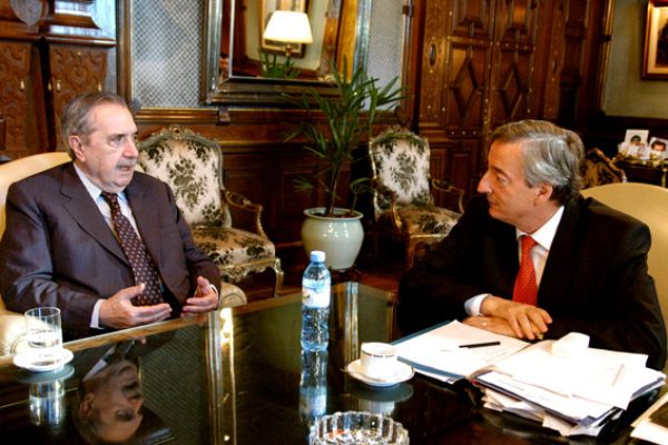 ****nacp2
NOTICIAS ARGENTINAS
BAIRES, MAYO 16: El presidente Nestor Kirchner se reunio con el ex presidente Raul Alfonsin en su despacho de casa de gobierno.
Foto NA: PRESIDENCIA****